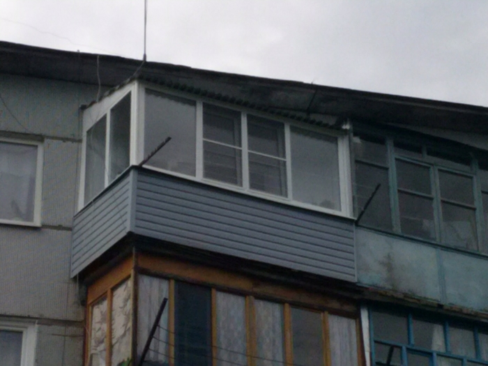 На этой фотографии выполнен балкон под ключ,крыша, пластиковое остекление, наружная отделка сайдингом, а так же вынос балкона по всем сторонам, что позволяет увеличить его площадь