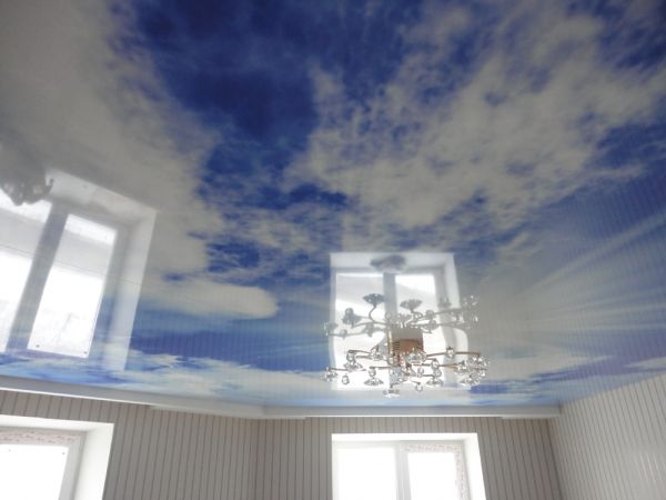 Глянцевый натяжной потолок с фотопечатью небо. Стоимость фотопечати за 1 кв.м. 1500 руб. на глянцевой поверхности, 900 руб. за кв.м. на сатиновой или матовой