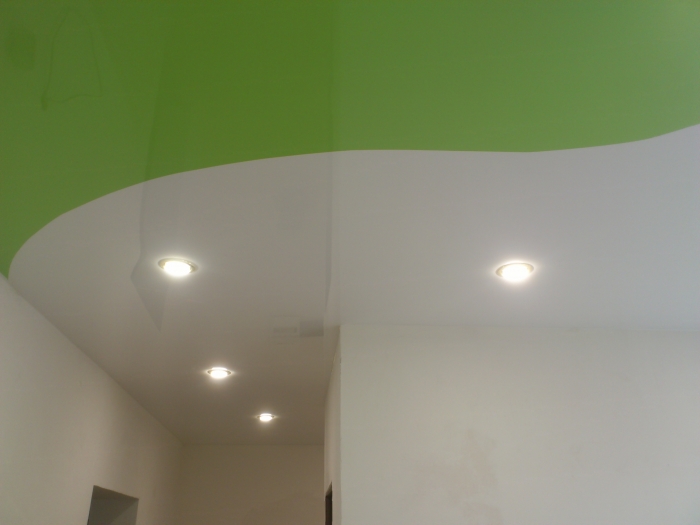 Частный интерьер. глянцевый комбинированный в два цвета потолок. 