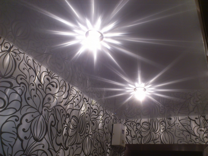 Частный интерьер. глянцевый белый потолок в коридоре с установкой декоративных светильников. 