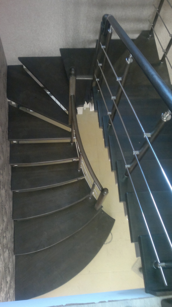 Лестница на открытом металлокаркасе с комбинированным ограждением.