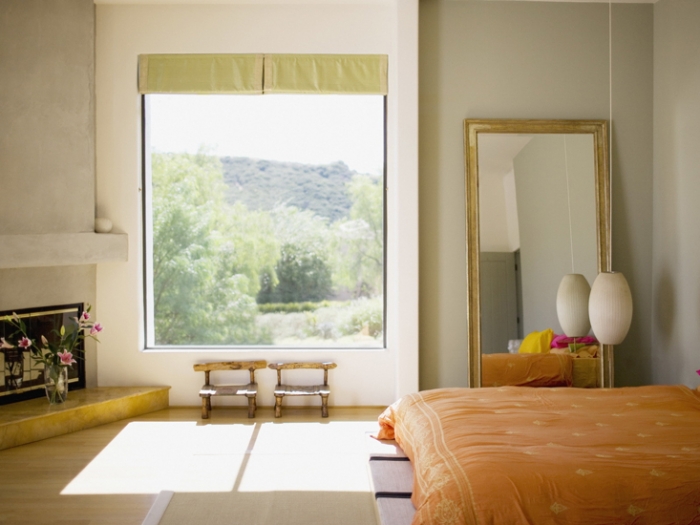 Фото спальни, где особый уют создают металлопластиковые окна.
