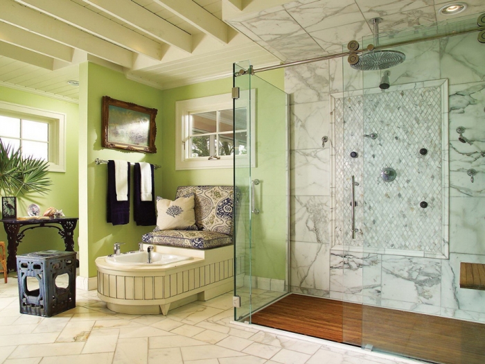 Фото ванной комнаты, где особый уют создают металлопластиковые окна.
