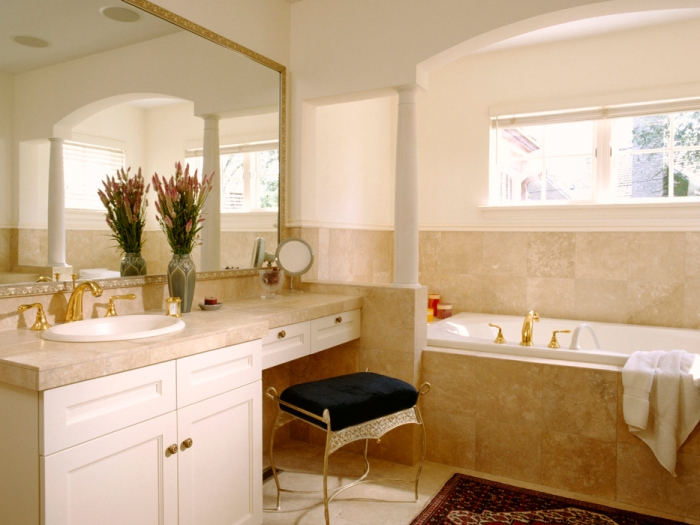 Фото ванной комнаты, где особый уют создают металлопластиковые окна.