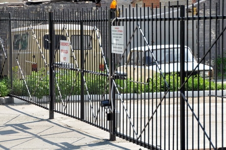 Ограждение придомовой территории, с воротами.