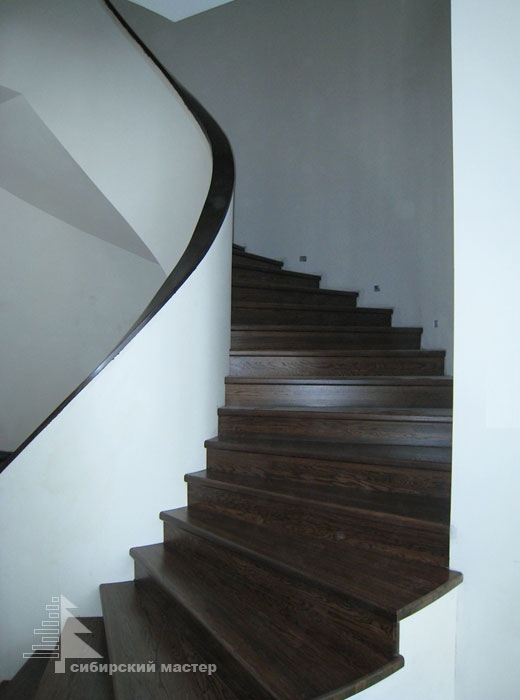 Облицовка бетонных лестниц массивом древесины (ступени и гнутые перила из дуба)
