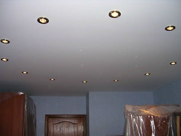 Глянцевый натяжной потолок со светильниками.