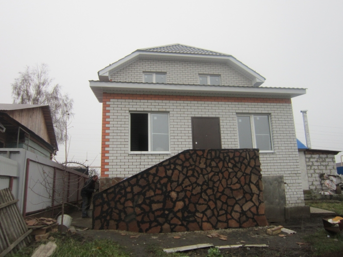 Дом с облицовочным кирпичом в Грязях (вид сзади).