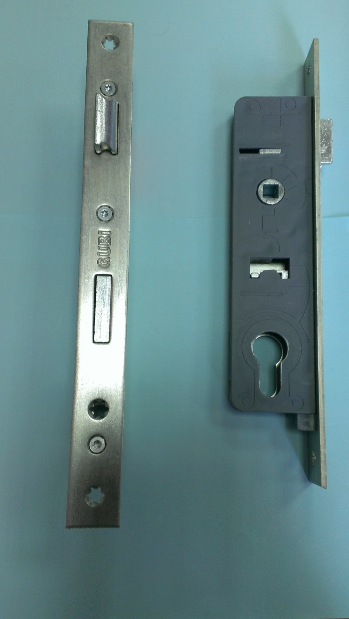 Технические параметры врезного замка для пластиковой (ПВХ) двери с роликом аналога замка 
- Дормас (удаление ключевого отверстия): D = 35-25 мм., 
- Межосевое расстояние - 85 мм., 
- Ширина лицевой планки - 15-23 мм., 
- Вылет ригелей - 20 мм. 
