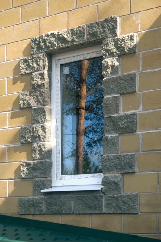 Пример внешней отделки окна коттеджа