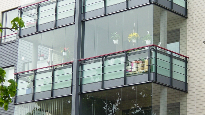 Остекление балкона.Современный и стильный вид остекления - это финское безрамное остекление. Панорамный вид, максимальное сохранение света и 100% открывание проёма. Такой балкон можно превратить из закрытого в открытый.