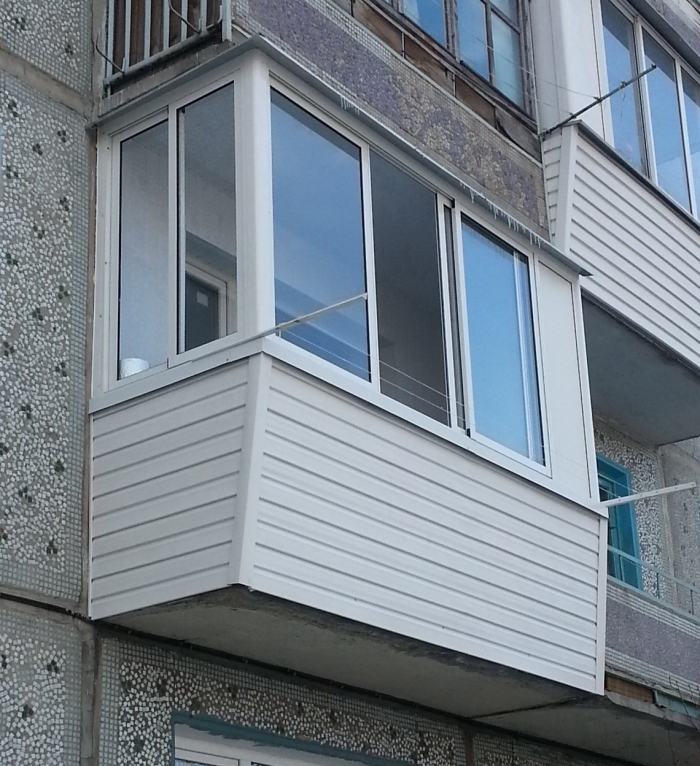 Остекление балкона из алюминиевого профиля с отделкой сайдингом снаружи