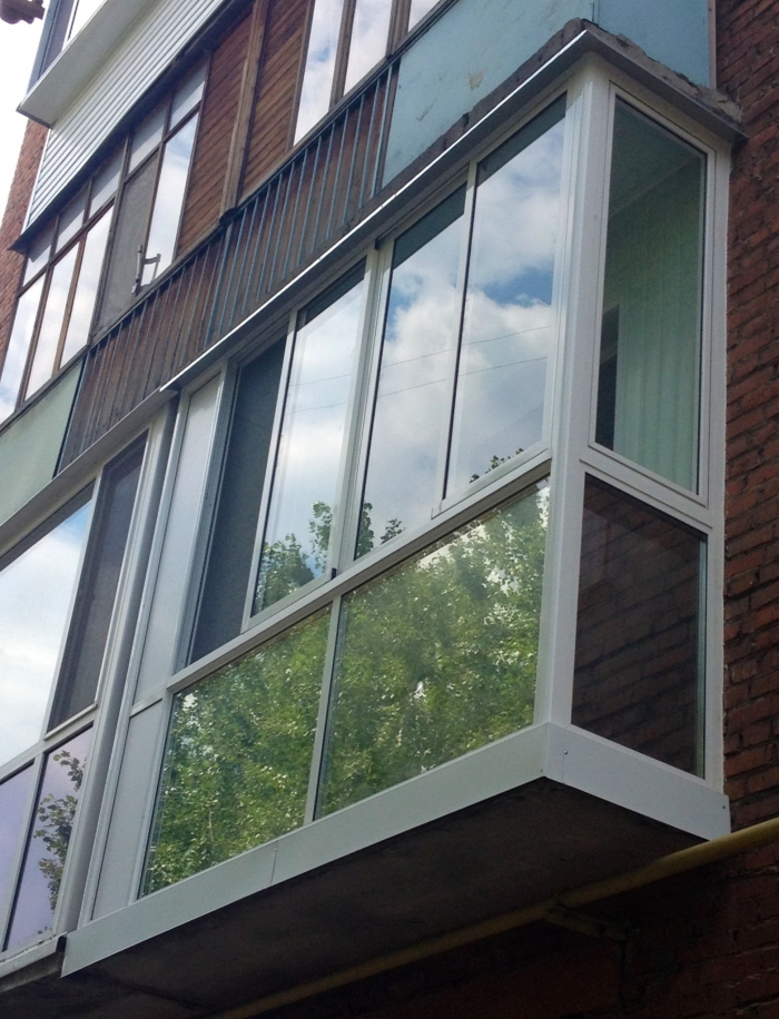 Остекление балкона из алюминиевого профиля с тонировкой в нижней части.