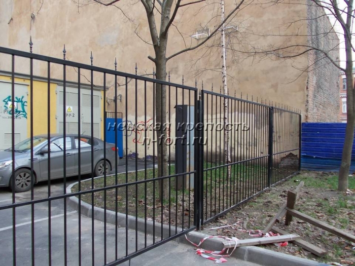 Забор металлический с распашными воротами и калиткой  Дерптский д.8