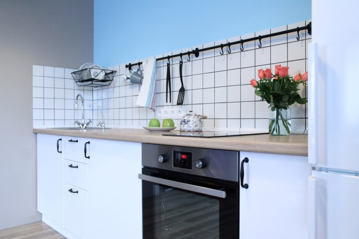 Кухня в квартире-студии L=2500 мм.
Фасады из МДФ, покрытые пленкой ПВХ, цв. белый глянец