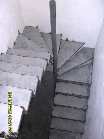 Каркас винтовой лестницы в частном доме.