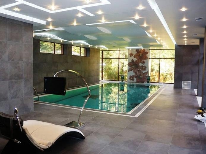 Дизайн-интерьера загородного дома с бассейном
