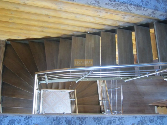 Лестница на металлической тетиве с ограждением из нержавейки