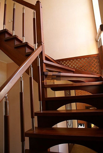 Деревянная лестница с полуоткрытыми подступенками и комбинированным ограждением