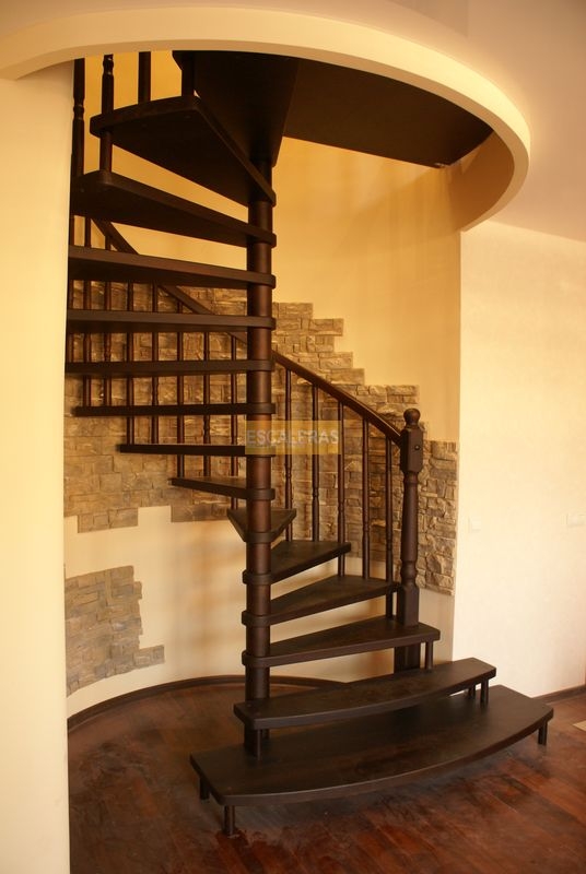 Винтовая лестница из березы