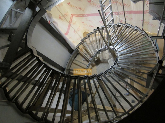 Спиральная лестница в торговом центре на стадии изготовления